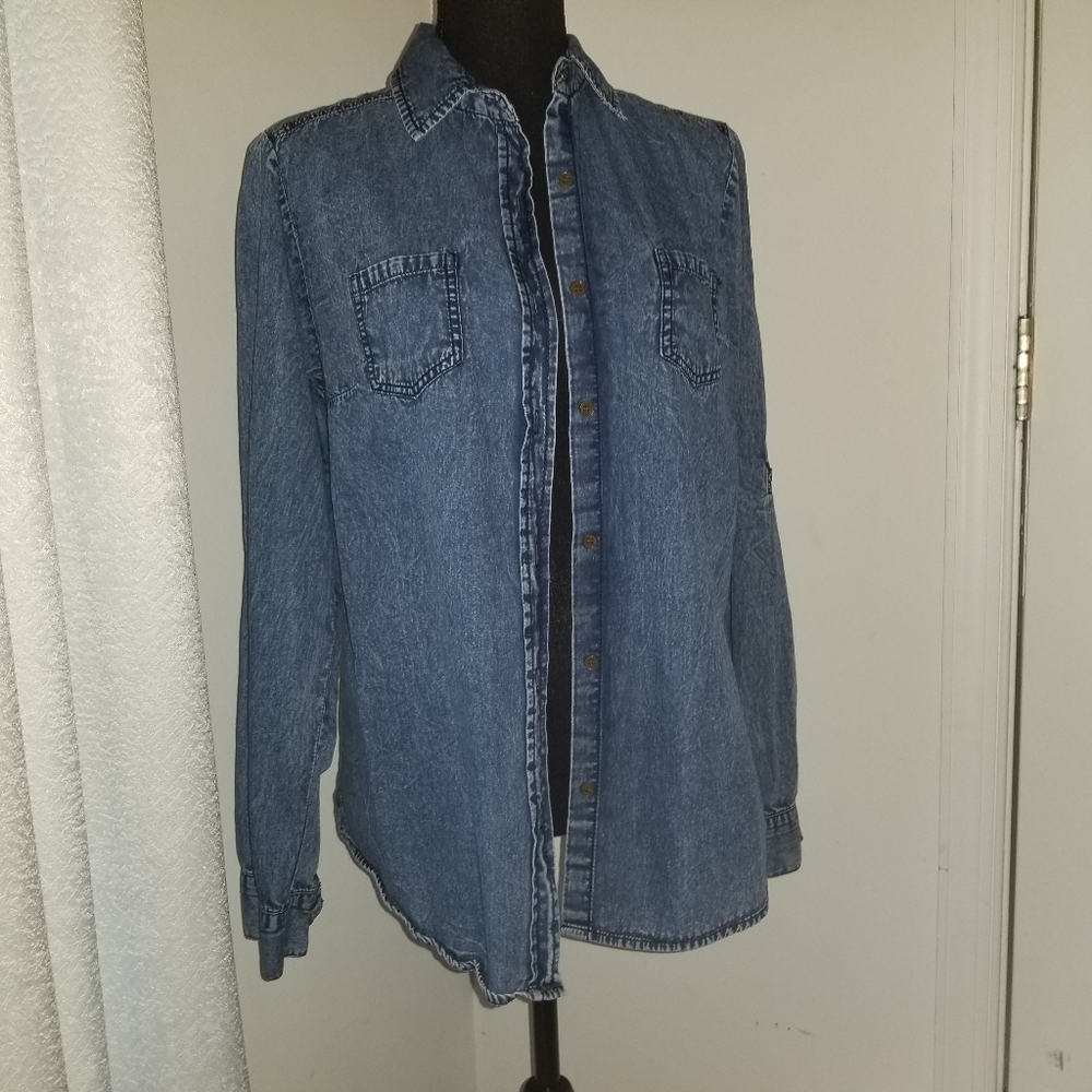 !! Barely worn !! Denim long sleeve button down Size L